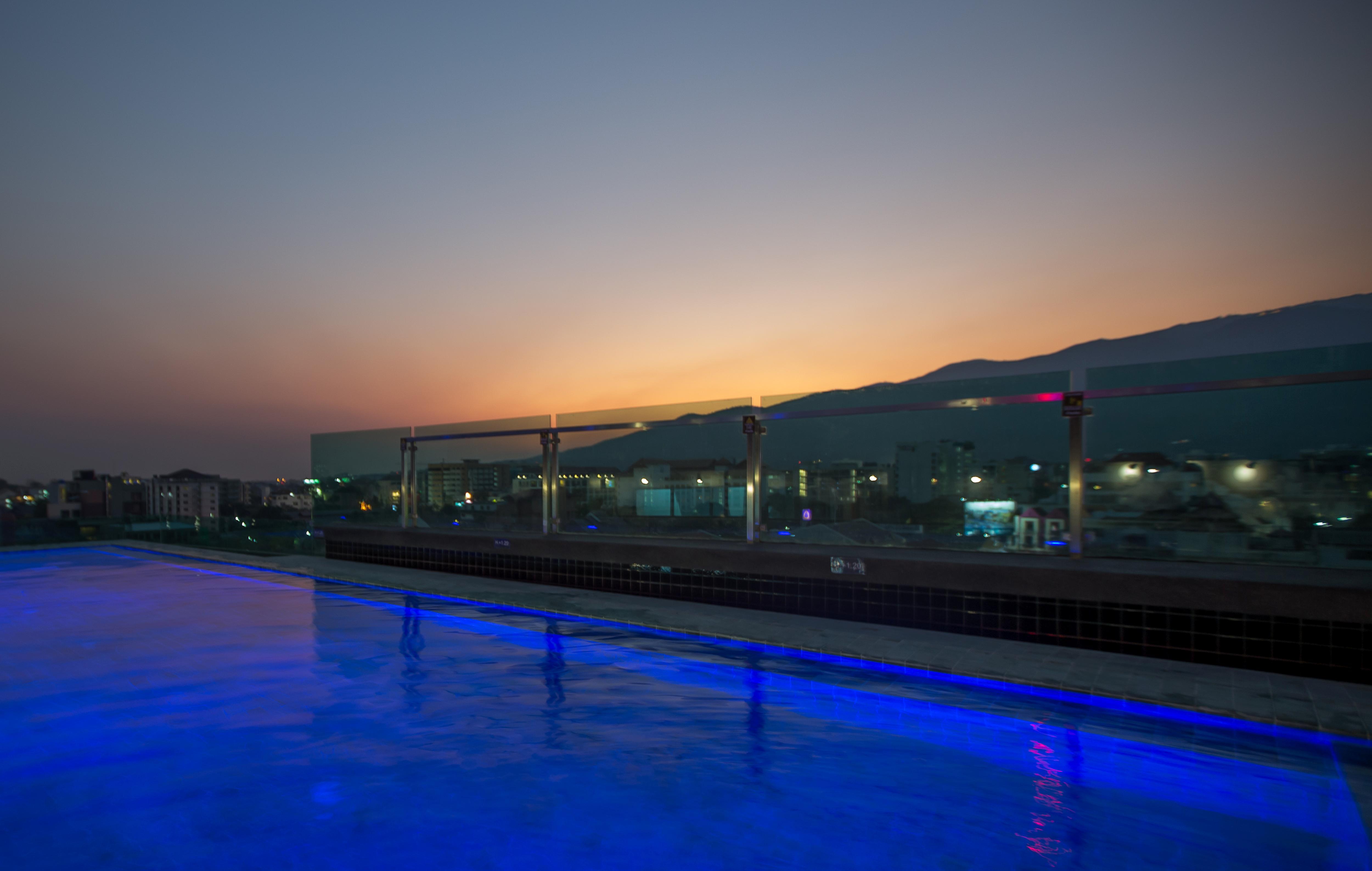 아트 마이 갤러리 님만 호텔 치앙마이  외부 사진 The rooftop pool at the hotel