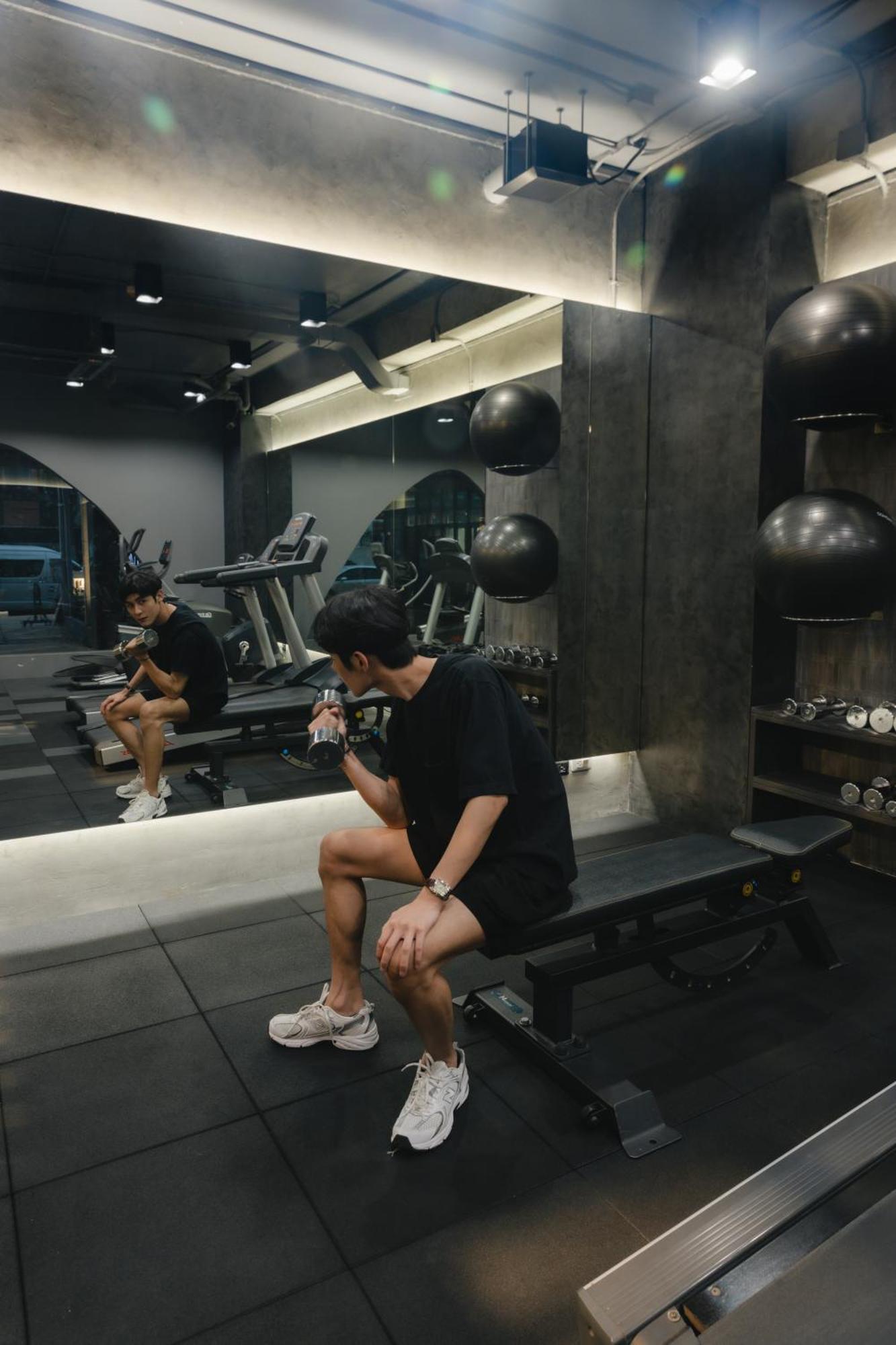 아트 마이 갤러리 님만 호텔 치앙마이  외부 사진 A man in a gym