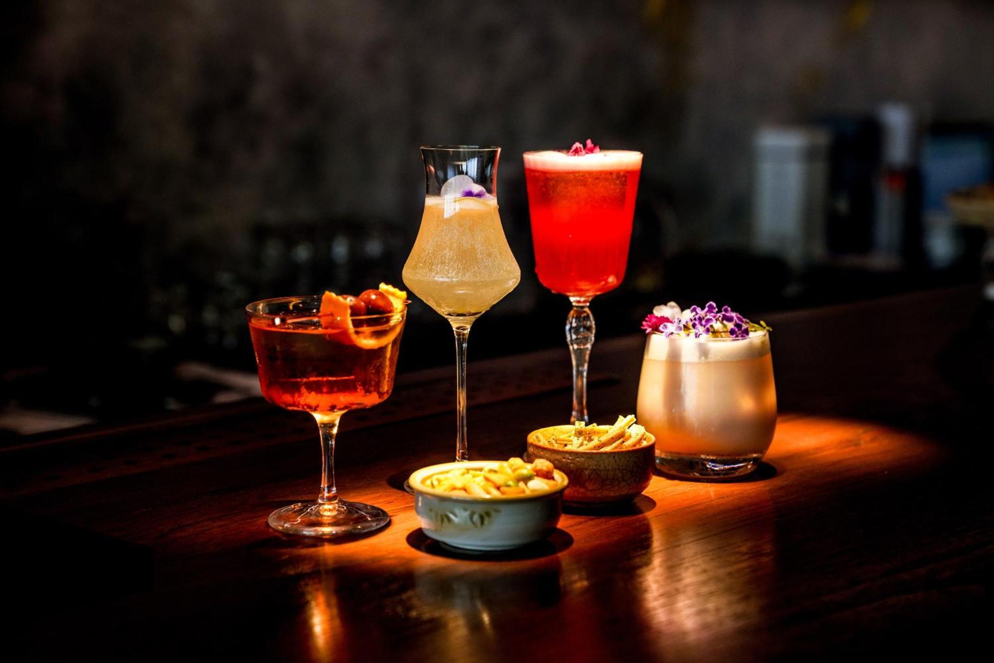 아트 마이 갤러리 님만 호텔 치앙마이  외부 사진 Cocktails at the bar