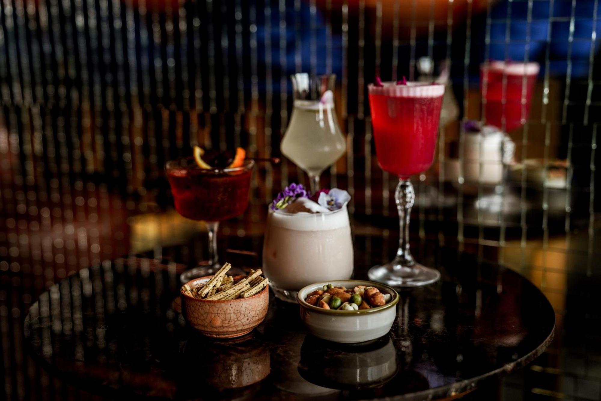 아트 마이 갤러리 님만 호텔 치앙마이  외부 사진 A selection of cocktails at the bar